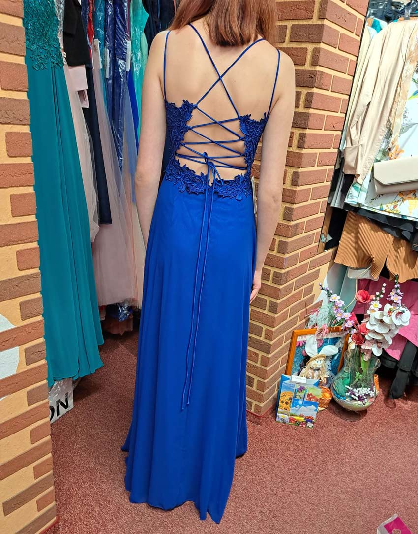 Blaues Festkleid Rückenansicht